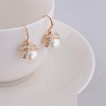  Vergoldete Ohrringe mit Perlen in Goldfarbe