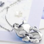 Halskette mit Katzenanhänger, verziert mit Swarovski-Kristallen