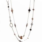  Lange, mit Perlen verzierte Halskette in silberner Farbe