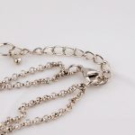  Lange, mit Perlen verzierte Halskette in silberner Farbe