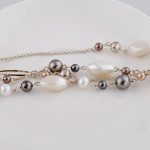  Lange, mit Perlen verzierte Halskette in silberner Farbe