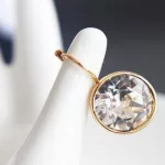  Runde Mini-Ohrringe, Gold, verziert mit Swarovski-Kristallen