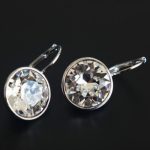 Runde Mini-Ohrringe, Rhodium, verziert mit Swarovski-Kristallen