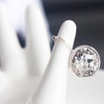Runde Mini-Ohrringe, Rhodium, verziert mit Swarovski-Kristallen