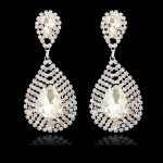  Versilberte Ohrringe, hängend, mit Bergkristall, in silberner Farbe