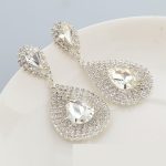  Versilberte Ohrringe, hängend, mit Bergkristall, in silberner Farbe