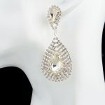  Versilberte Ohrringe, hängend, mit Bergkristall, in silberner Farbe