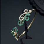  Armband mit Rankenmuster, verziert mit Swarovski-Kristallen