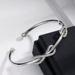  Elegantes Steinarmband, verziert mit Swarovski-Kristallen