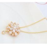 Luxuriöses Schmuckset in Blumenform, funkelndes Gold