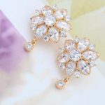 Luxuriöses Schmuckset in Blumenform, funkelndes Gold