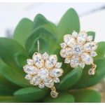 Luxuriöses Schmuckset in Blumenform, funkelndes Gold