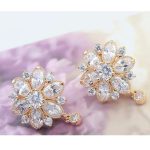 Luxuriöses Schmuckset in Blumenform, funkelndes Gold