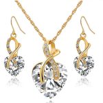  Vergoldetes, herzförmiges Set aus Ohrringen und Halskette, weiß