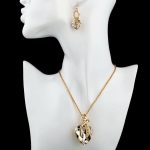  Vergoldetes, herzförmiges Set aus Ohrringen und Halskette, weiß