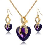  Vergoldetes, herzförmiges Set aus Ohrringen und Halskette, lila