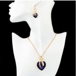  Vergoldetes, herzförmiges Set aus Ohrringen und Halskette, lila