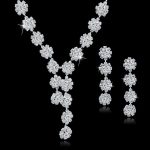 Set aus Ohrringen und Halskette, verziert mit einem Blumenmotiv, silberfarben