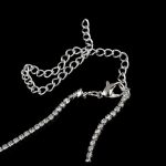 Set aus Ohrringen und Halskette, verziert mit einem Blumenmotiv, silberfarben