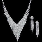 V-förmiges Set aus Ohrringen und Halskette, silberfarben