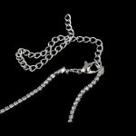 V-förmiges Set aus Ohrringen und Halskette, silberfarben