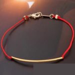 Rotes Kordelarmband, funkelndes Gold