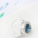  Tropfenförmiger Ring, Montana, verziert mit Swarovski-Kristallen, 6,5