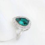  Tropfenförmiger Ring, grün, verziert mit Swarovski-Kristall, 6,5