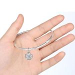  Silberner Kleeblattanhänger mit Zirkonsteinen, weiß