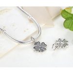  Silberner Kleeblattanhänger mit Zirkonsteinen, weiß