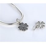  Silberner Kleeblattanhänger mit Zirkonsteinen, weiß