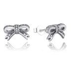 Silberne Ohrringe in Form einer Schleife