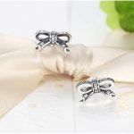 Silberne Ohrringe in Form einer Schleife