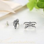 Silberne Ohrringe in Form einer Schleife