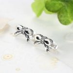 Silberne Ohrringe in Form einer Schleife