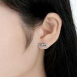 Silberne Ohrringe in Form einer Schleife