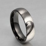 Herren-Ehering aus Edelstahl mit Herzmotiv, Größe 11