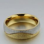 Herren-Ehering mit abstraktem Dekor, Edelstahl, Gold, Größe 10