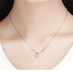 Silberne Halskette mit herzförmigem Anhänger