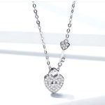 Silberne Halskette mit herzförmigem Anhänger