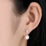 Silberohrringe mit weißen Perlen