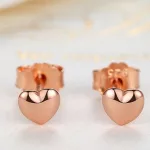 Kleine silberne Herzohrringe in Goldfarbe