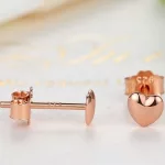 Kleine silberne Herzohrringe in Goldfarbe