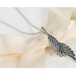 Silberne Halskette mit Vogelfeder-Anhänger