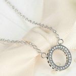 Silberne Creolenkette mit Strasssteinen