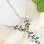 Silberne Halskette mit Blattmotiv