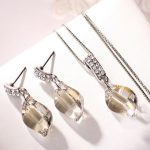  Schmuckset mit gewelltem Anhänger, verziert mit Swarovski-Kristallen