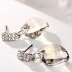  Schmuckset mit gewelltem Anhänger, verziert mit Swarovski-Kristallen