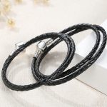 Geflochtenes Armband, Leder, schwarz, mit Silberverschluss, 36 cm