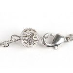  Dünnes Armband mit Halbedelsteinen, die die 7 Chakren ausgleichen